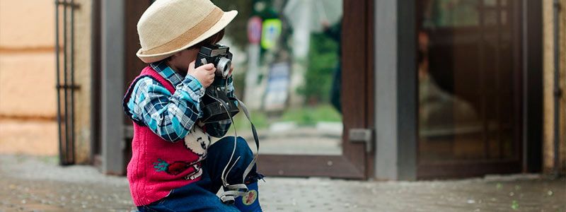Niño haciendo fotos