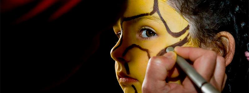 Niña pinturas de fiesta