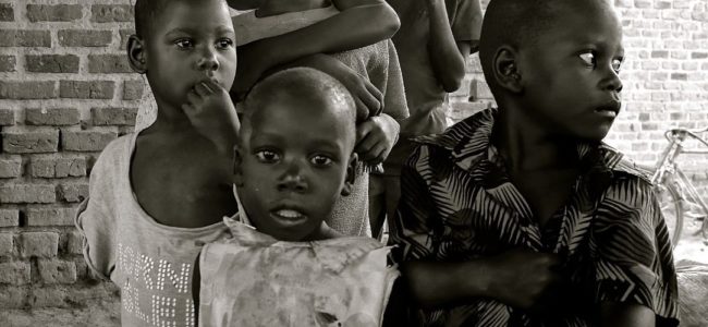 Ninos en Uganda 650x300 Viajes de Cooperación / voluntariado