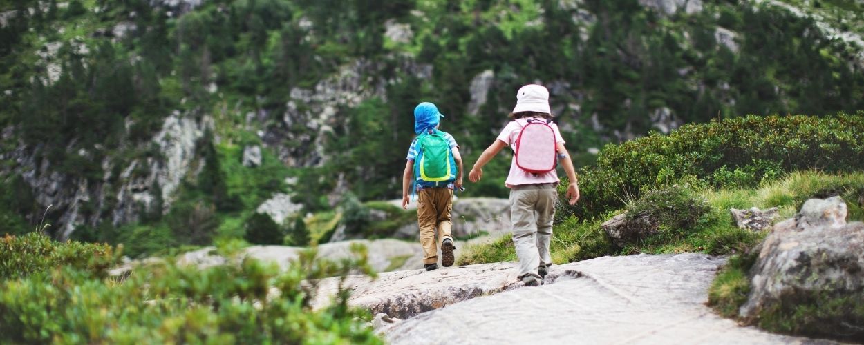 Niños en la montaña 1250X500