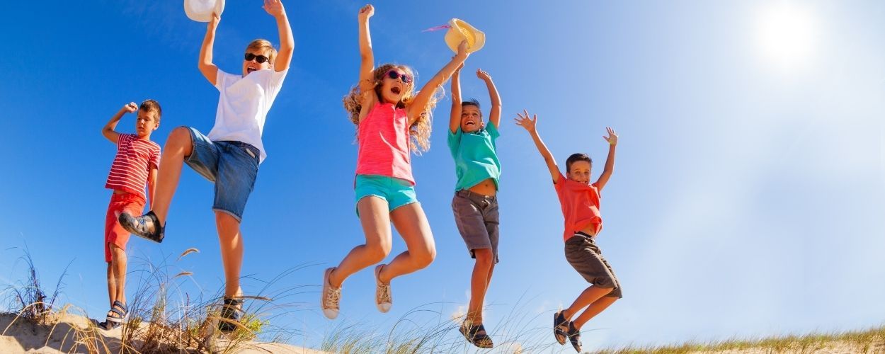 Niños saltando dunas 1250X500