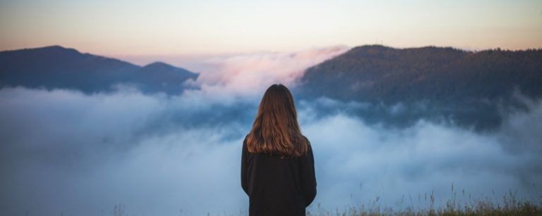 Adolescente sobre las nubes