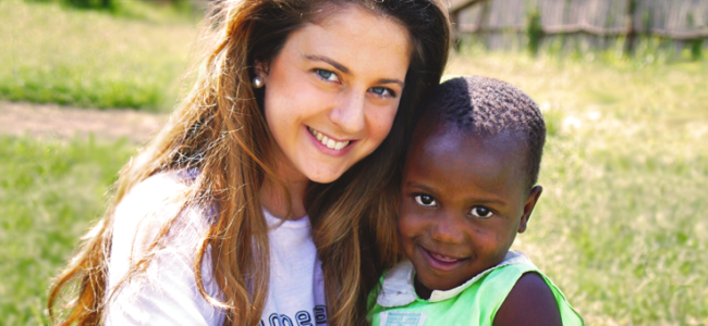 voluntaria uganda 650x300 Viajes de Cooperación / voluntariado