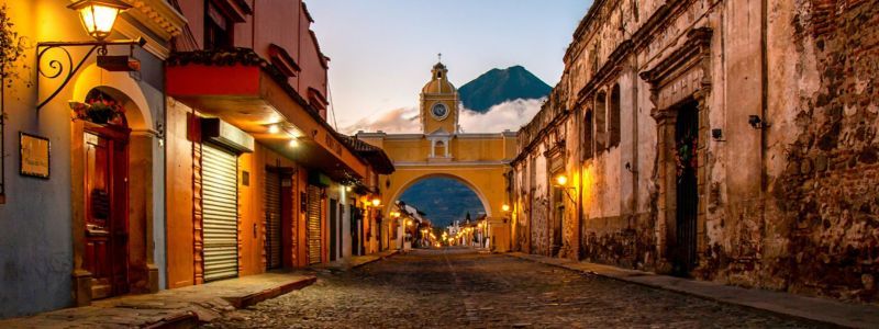 Guatemala calle vista volcán