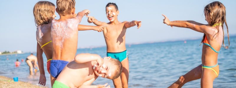 Niños con crema en la cara