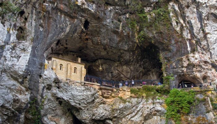 Aventura con Adolescentes en Asturias Cueva de covadonga Aventura con Adolescentes en Asturias