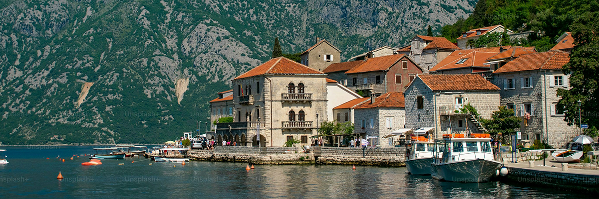 Viajar solo Albania y Macedonia: vista del casco antiguo de Gjirokastra, ciudad de piedra UNESCO, con montañas nevadas