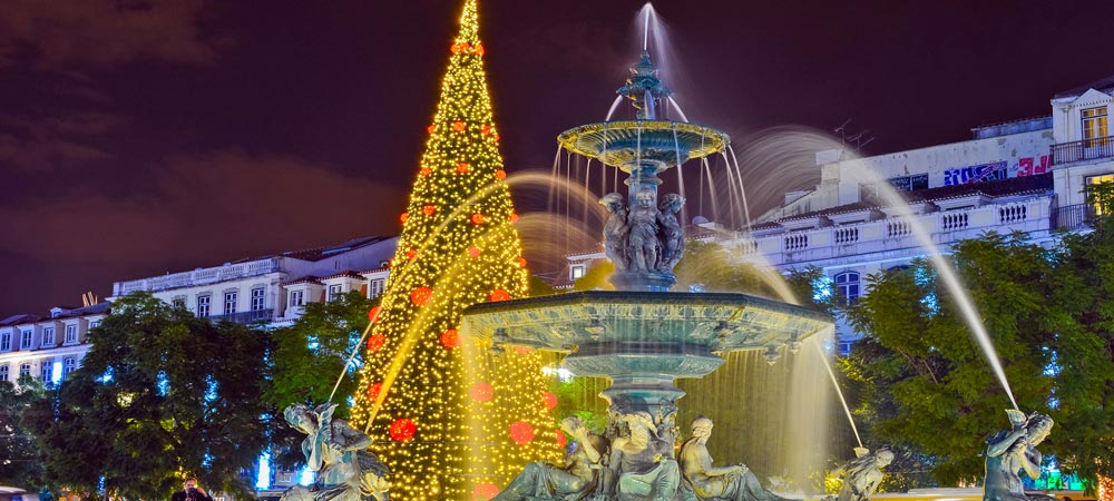fuegos artificiales en la Plaza del Comercio. Descripción: Vista panorámica de la Plaza del Comercio en Lisboa, iluminada por los fuegos artificiales de Nochevieja, con la fachada del Arco de la Rua Augusta y el río Tajo al fondo.