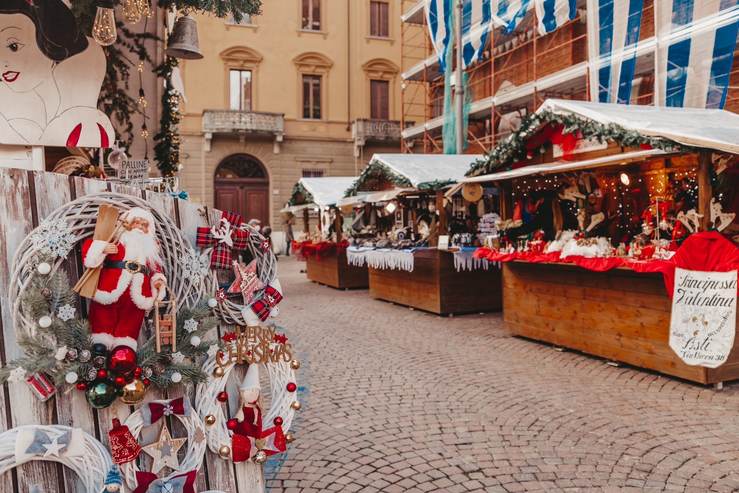 Puestos de madera con decoración festiva y adornos de Navidad, con un primer plano de figuras de Papá Noel