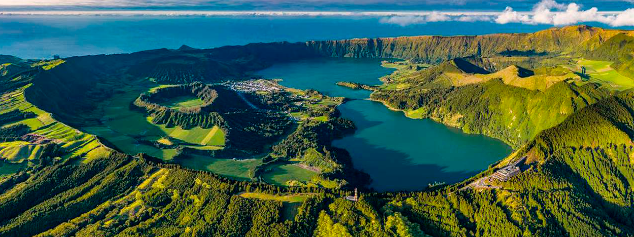 Espectacular vista aérea de la Lagoa do Fogo, un lago volcánico azul rodeado de la exuberante vegetación verde de la Isla de São Miguel, Azores.